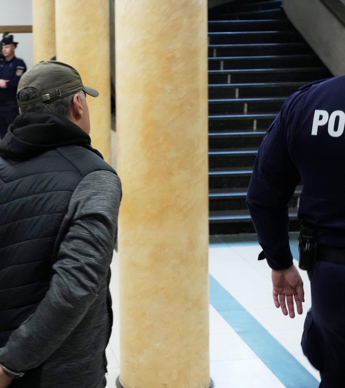 Der Ukrainer Wolodymyr Z. verlässt den Gerichtssaal eines Landgerichts.