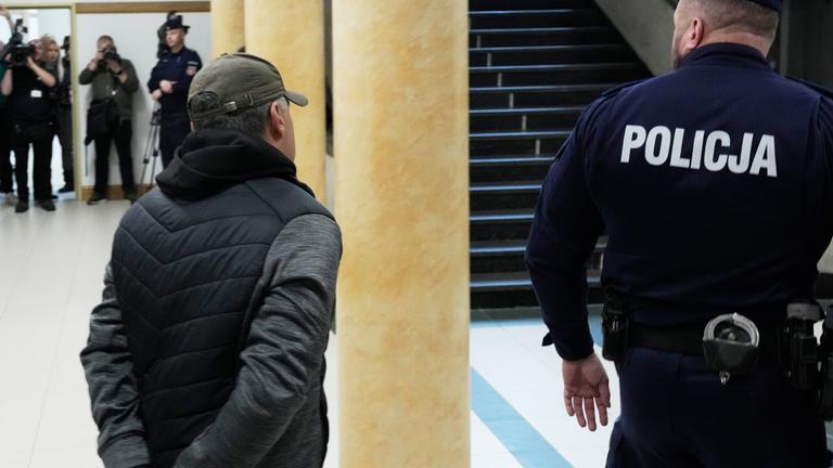 Der Ukrainer Wolodymyr Z. verlässt den Gerichtssaal eines Landgerichts.