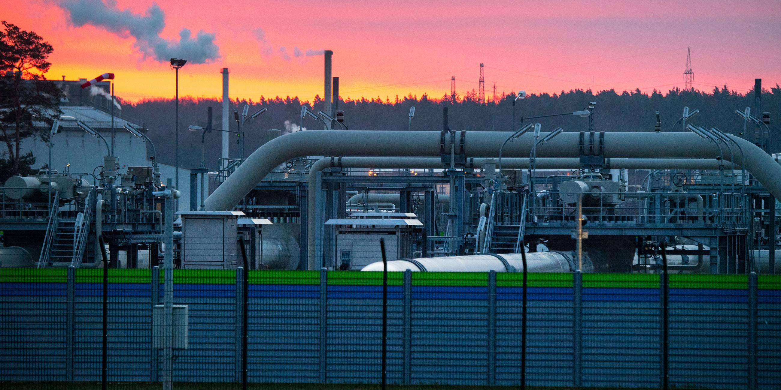 Blick auf Rohrsysteme und Absperrvorrichtungen in der Gasempfangsstation der Ostseepipeline Nord Stream 2 in Lubmin