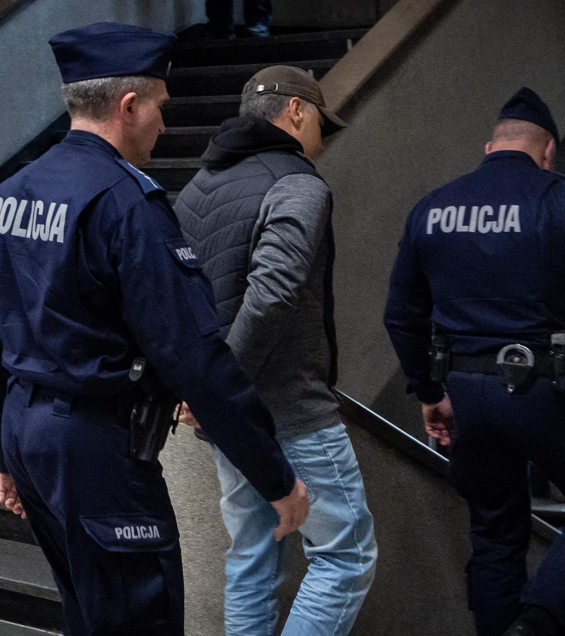 Polizeibeamte eskortieren den ukrainischen Angeklagten Volodymyr Zhuravlyov aus dem Gericht in Warschau nach einer Anhörung wegen mutmaßlicher Sabotage an der Nord-Stream-2-Pipeline.