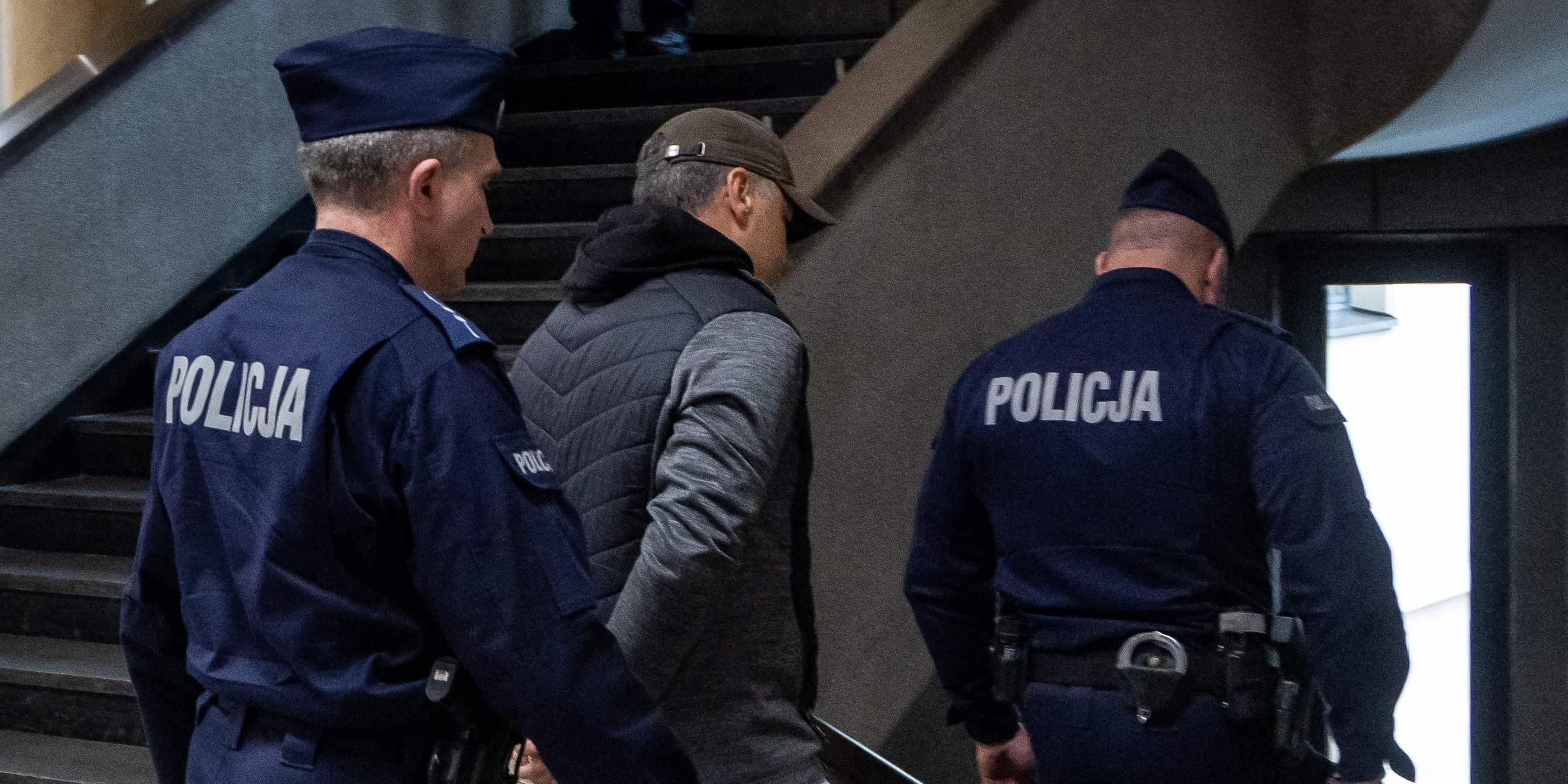 Polizeibeamte eskortieren den Ukrainer Volodymyr Z (Mitte) nach einer Anhörung zu seiner Auslieferung an Deutschland wegen des Verdachts auf verfassungswidrige Sabotage, Sachbeschädigung und Zerstörung der Infrastruktur der Nord Stream 2-Gaspipeline am 17.10.2025 aus dem Gerichtssaal des Warschauer Landgerichts in Warschau, Polen. 