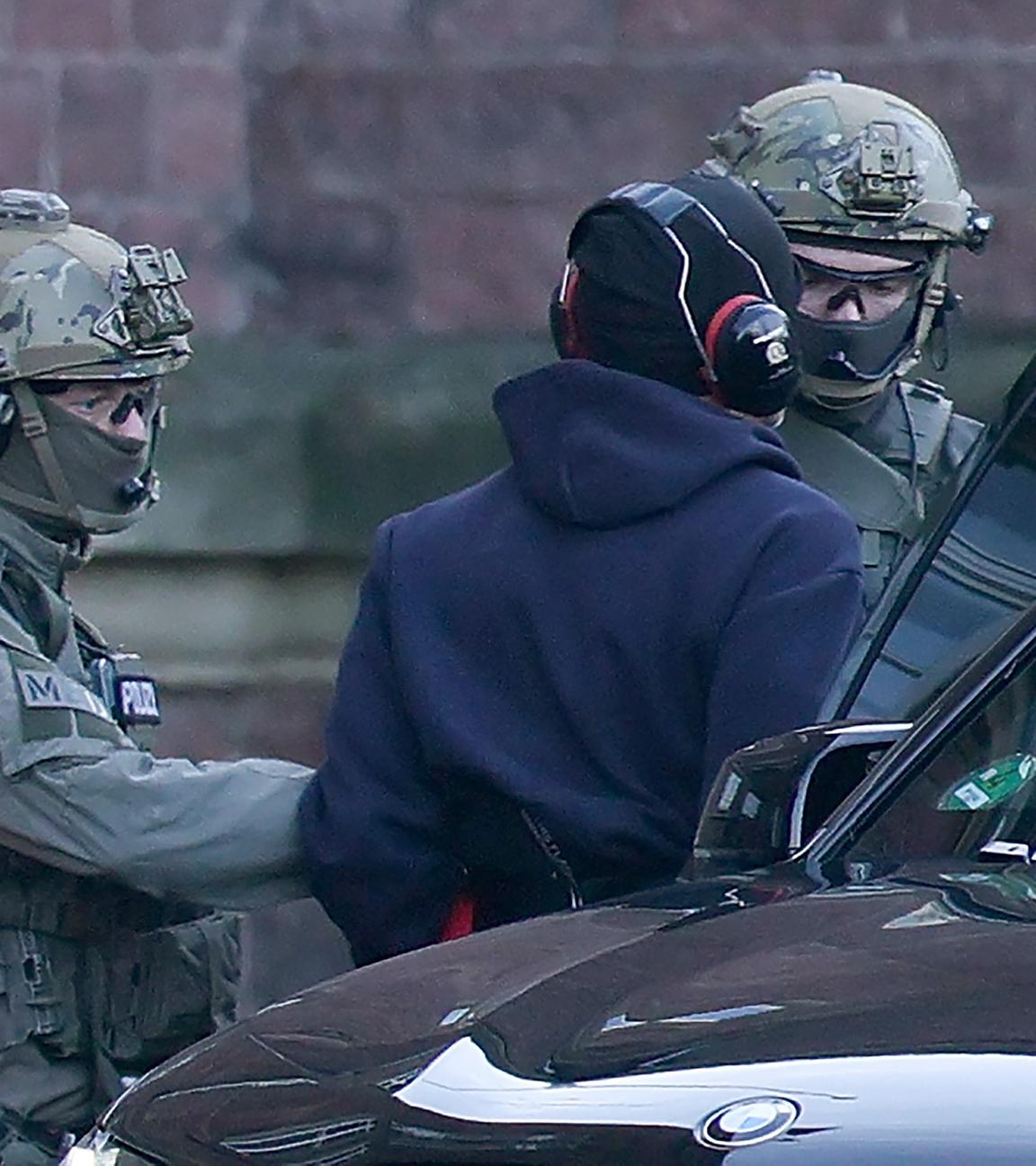 Bundespolizisten eskortieren den festgenommenen ukrainischen Staatsbürger Serhii K. am 27. 11. 2025 in Karlsruhe zur Vorführung vor dem Bundesgerichtshof (BGH).