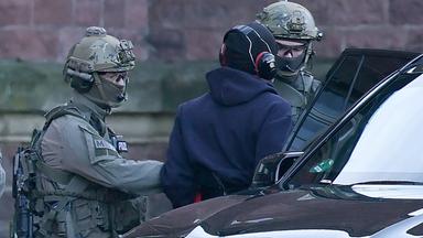 Bundespolizisten eskortieren den festgenommenen ukrainischen Staatsbürger Serhii K. am 27. 11. 2025 in Karlsruhe zur Vorführung vor dem Bundesgerichtshof (BGH).