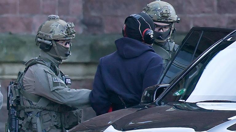 Bundespolizisten eskortieren den festgenommenen ukrainischen Staatsbürger Serhii K. am 27. 11. 2025 in Karlsruhe zur Vorführung vor dem Bundesgerichtshof (BGH).