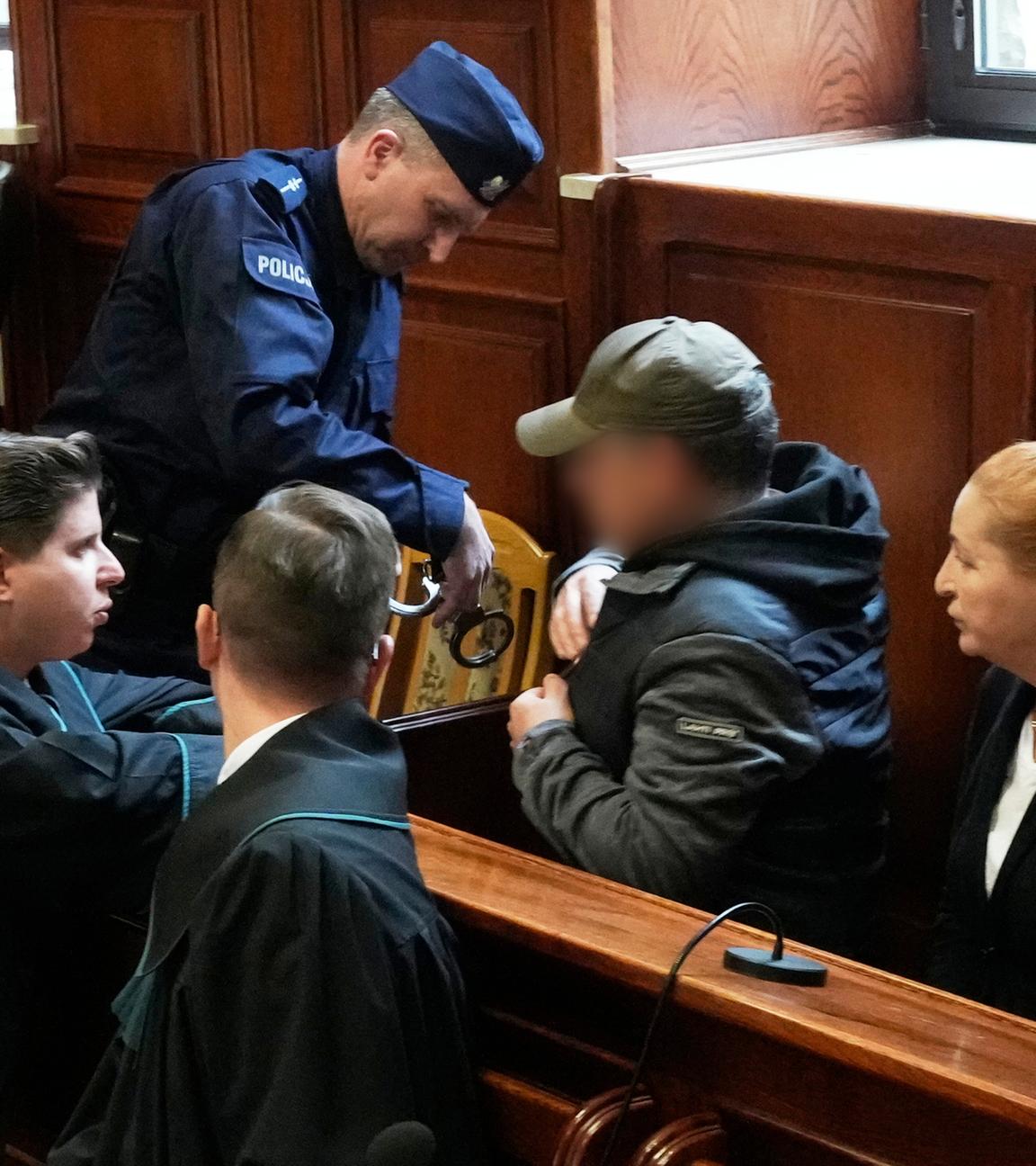 Dem Ukrainer Wolodymyr Z. werden neben seinem Anwalt Tymoteusz Paprocki (l) im Gerichtssaal des Warschauer Landgerichts Handschellen abgenommen.