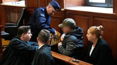 Dem Ukrainer Wolodymyr Z. werden neben seinem Anwalt Tymoteusz Paprocki (l) im Gerichtssaal des Warschauer Landgerichts Handschellen abgenommen.
