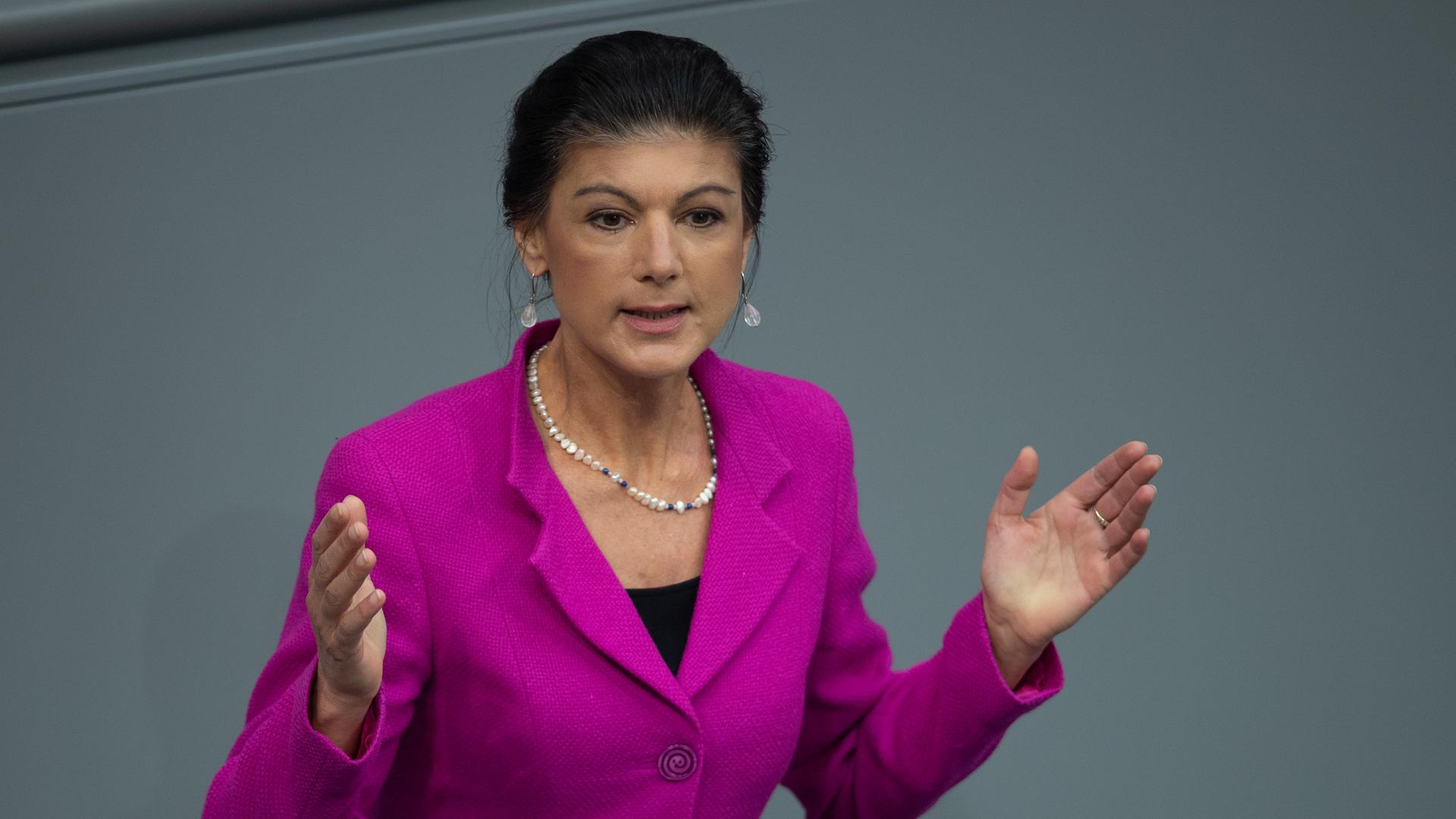 Sahra Wagenknecht, Bundesvorsitzende des Bündnis Sahra Wagenknecht (BSW), spricht im Bundestag. 