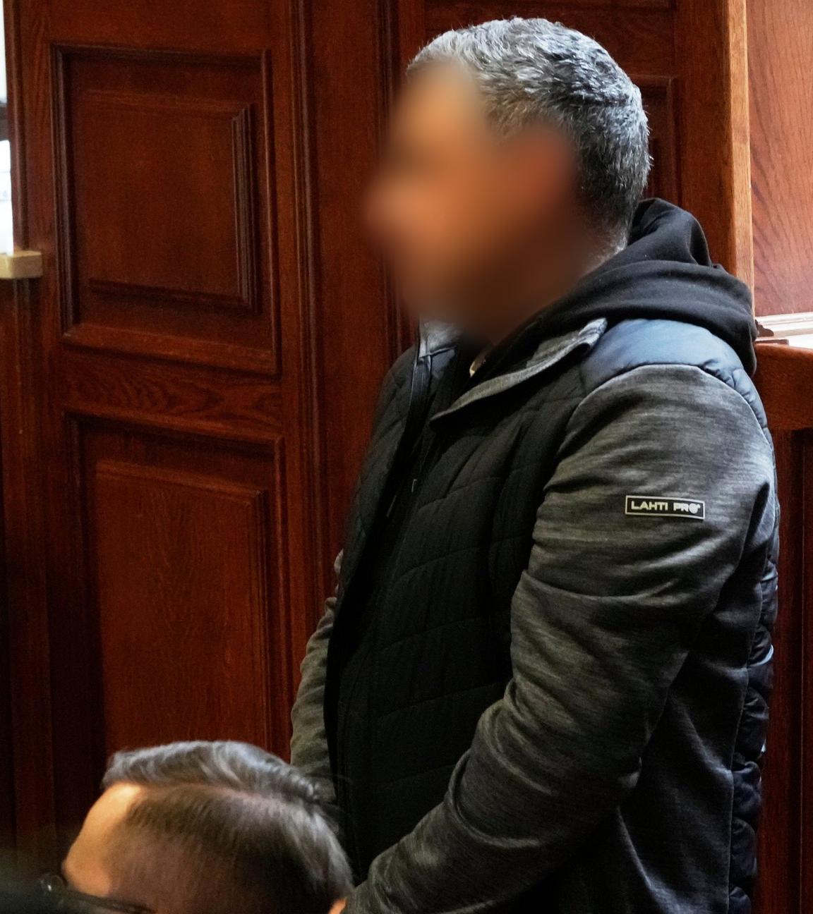 Der Ukrainer Wolodymyr Z. (r) und sein Anwalt Tymoteusz Paprocki (l) warten im Gerichtssaal des Warschauer Landgerichts auf die Urteilsverkündung.