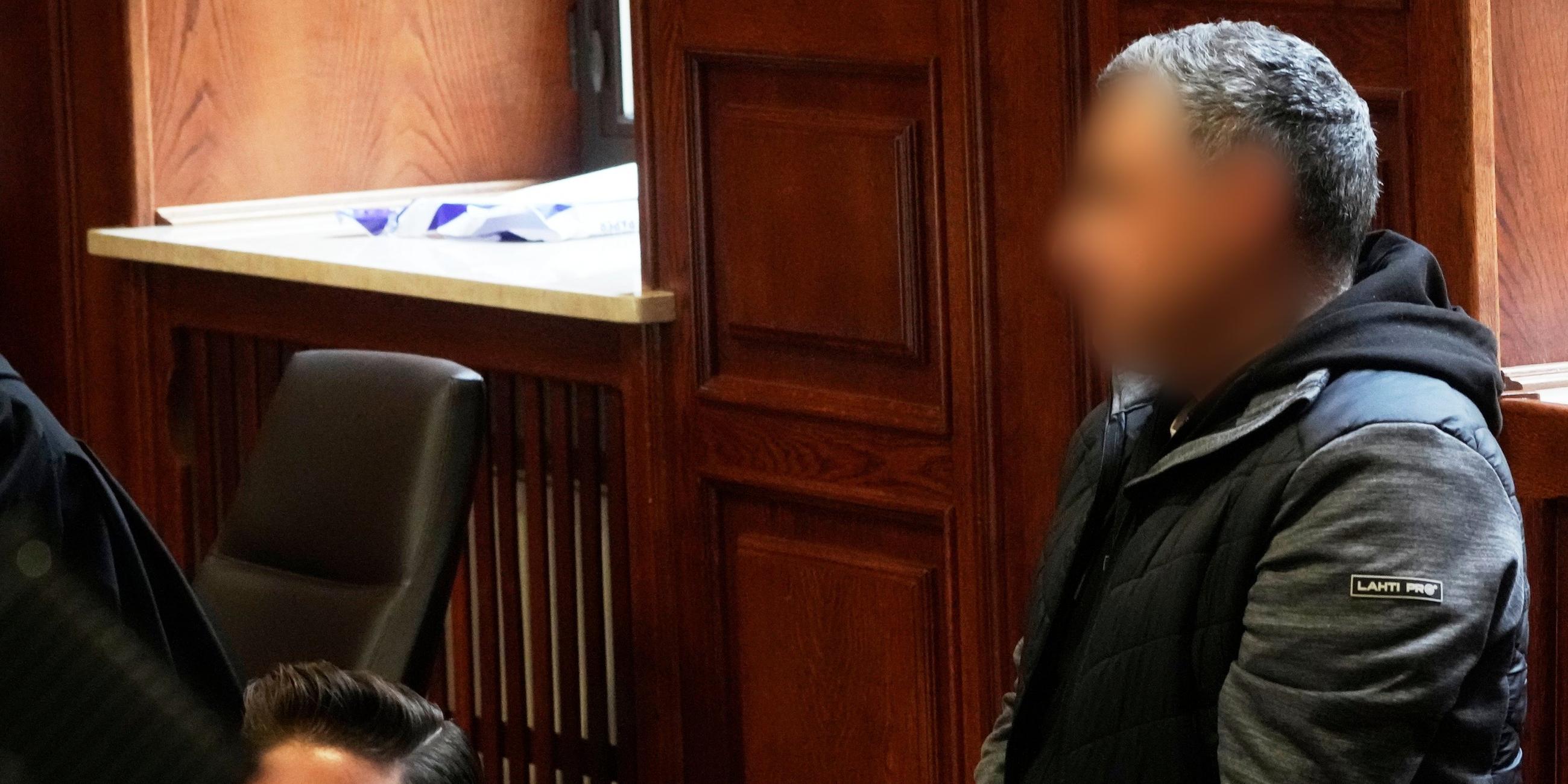 Der Ukrainer Wolodymyr Z. (r) und sein Anwalt Tymoteusz Paprocki (l) warten im Gerichtssaal des Warschauer Landgerichts auf die Urteilsverkündung.