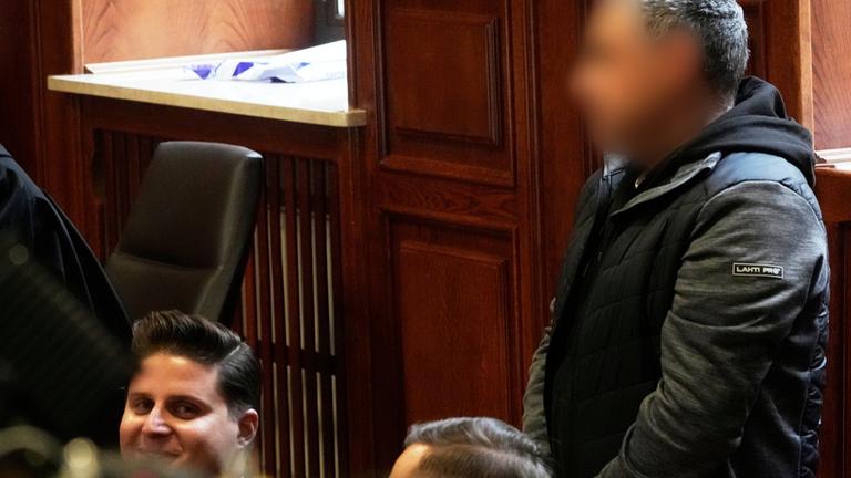 Der Ukrainer Wolodymyr Z. (r) und sein Anwalt Tymoteusz Paprocki (l) warten im Gerichtssaal des Warschauer Landgerichts auf die Urteilsverkündung.