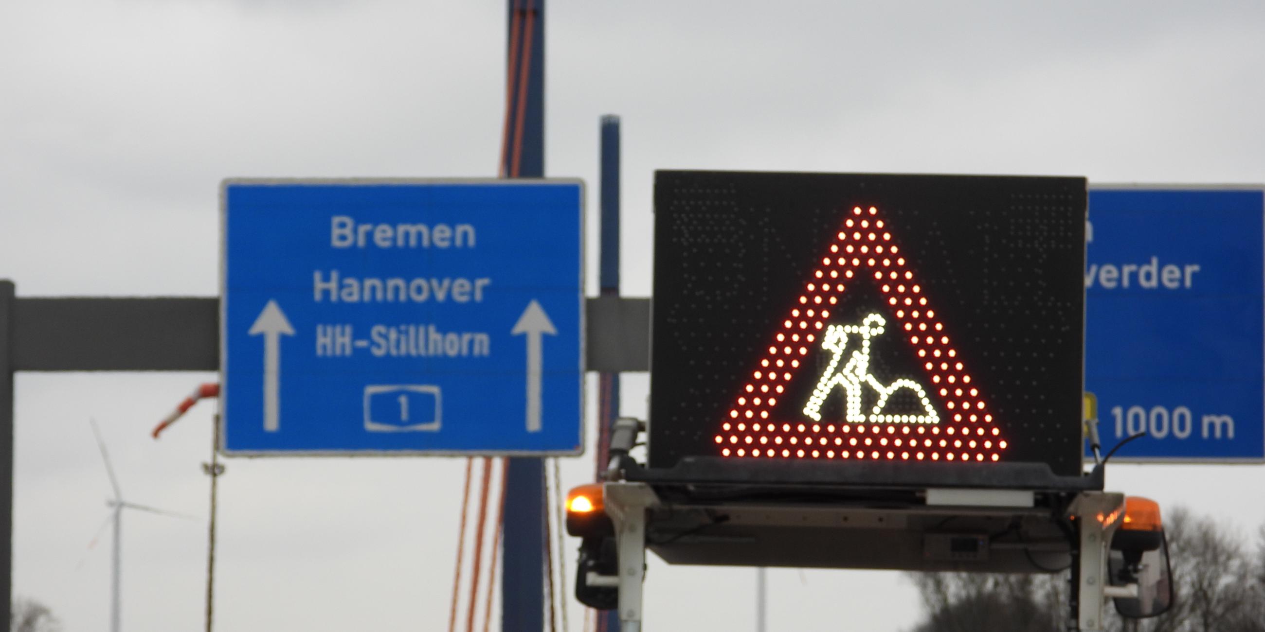 Hamburg: Arbeiter setzen neue Fahrbahnmarkierungen auf der Norderelbbrücke
