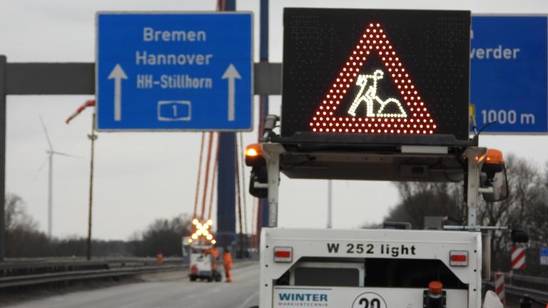 Hamburg: Arbeiter setzen neue Fahrbahnmarkierungen auf der Norderelbbrücke