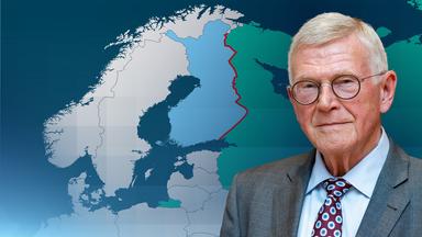Im Vordergrund des Bildes ist Ex-Nato-General Egon Ramms zu sehen. Im Hintergrund sieht man eine Karte mit besonderem Fokus auf die russisch-finnische Grenze. Neben den farbig hervorgehobenen Ländern Russland und Finnland, sieht man auf der Karte auch die Länder Norwegen, Schweden, Estland, Lettland, Litauen, Belarus und Polen.