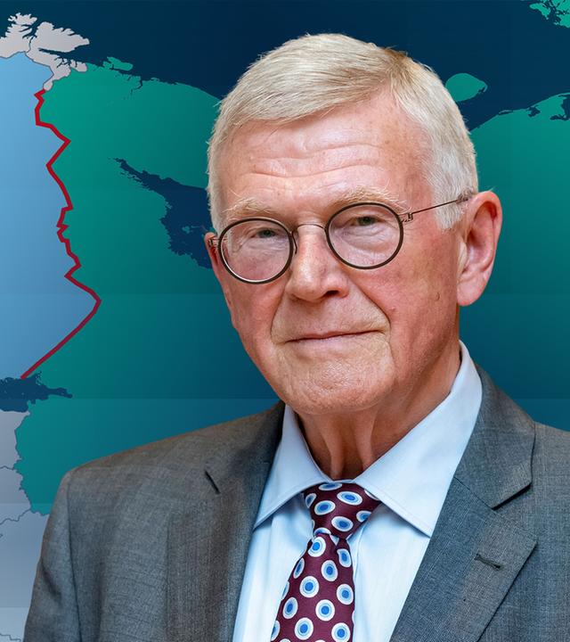 Im Vordergrund des Bildes ist Ex-Nato-General Egon Ramms zu sehen. Im Hintergrund sieht man eine Karte mit besonderem Fokus auf die russisch-finnische Grenze. Neben den farbig hervorgehobenen Ländern Russland und Finnland, sieht man auf der Karte auch die Länder Norwegen, Schweden, Estland, Lettland, Litauen, Belarus und Polen.