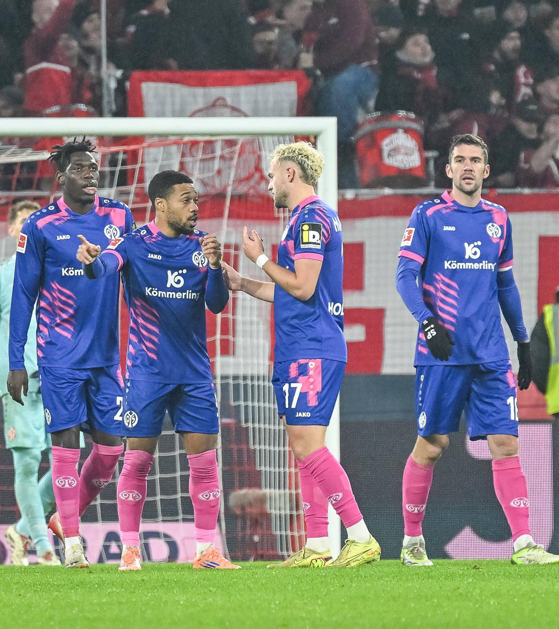 Arnaud Nordin und Benedict Hollerbach diskutieren nach dem dritten Treffer der Freiburger miteinander