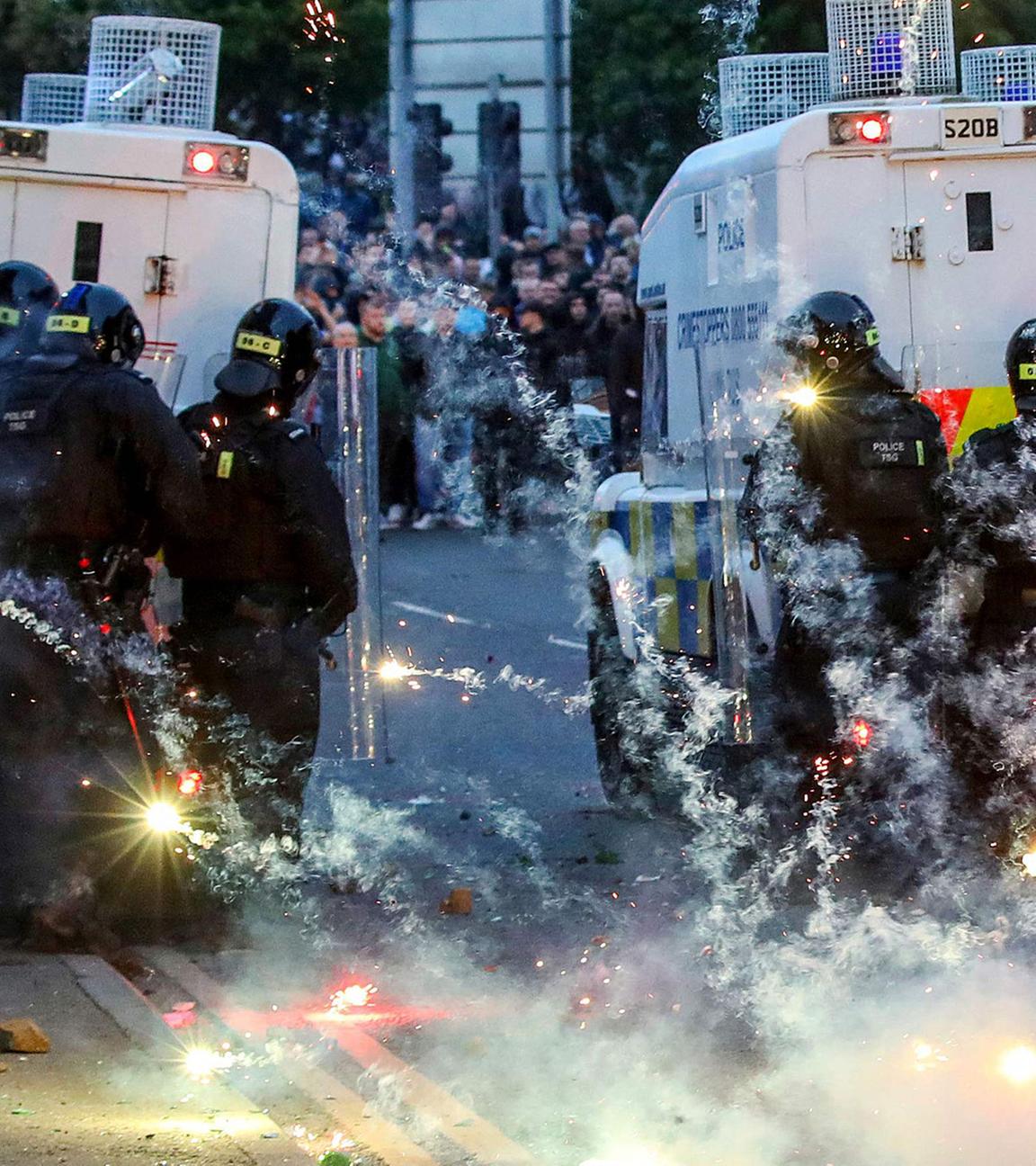 Die Polizei bereitete sich am Mittwochabend ein der Nordirischen Stadt Ballymena auf eine dritte Nacht der Gewalt in einer von Unruhen erschütterten Stadt vor.