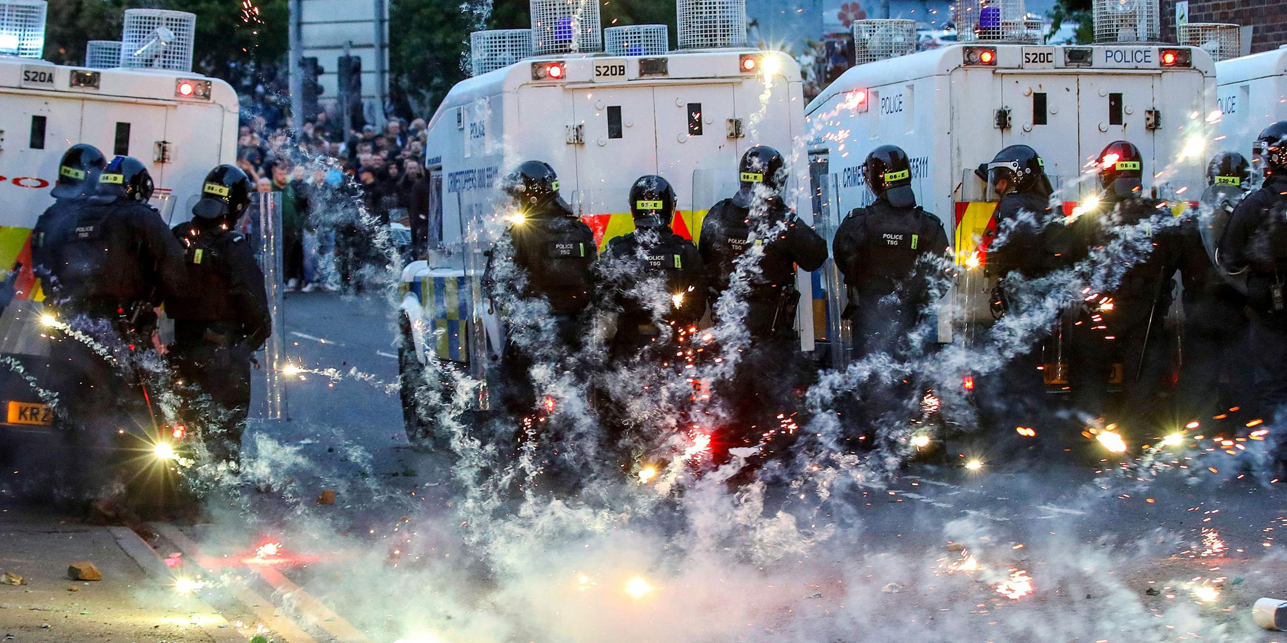 Die Polizei bereitete sich am Mittwochabend ein der Nordirischen Stadt Ballymena auf eine dritte Nacht der Gewalt in einer von Unruhen erschütterten Stadt vor.