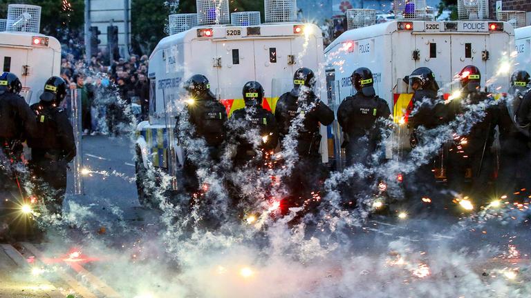 Die Polizei bereitete sich am Mittwochabend ein der Nordirischen Stadt Ballymena auf eine dritte Nacht der Gewalt in einer von Unruhen erschütterten Stadt vor.