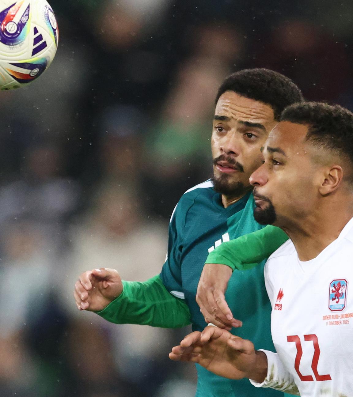 Luxemburgs Marvin Martins (rechts) kämpft um den Ball mit Jamal Lewis aus Nordirland während des Qualifikationsspiels zwischen Nordirland und Luxemburg.