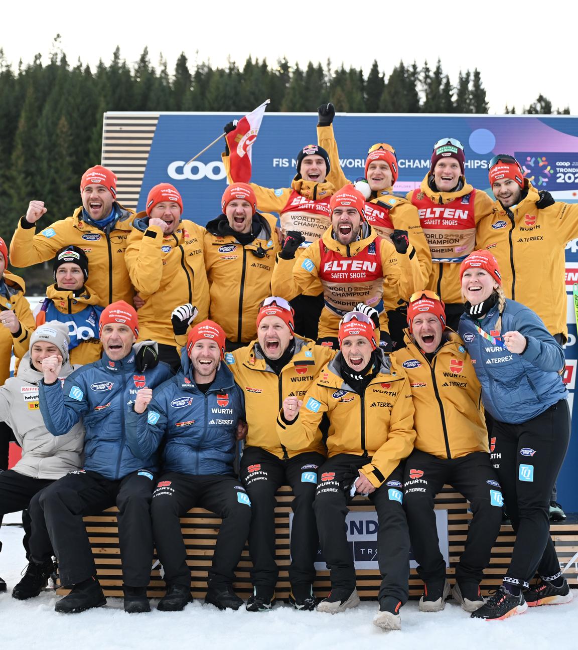 Das deutsche Team mit Johannes Rydzek, Wendelin Thannheimer, Julian Schmid und Vinzenz Geiger, die Trainer und Betreuer bejubeln den Sieg.