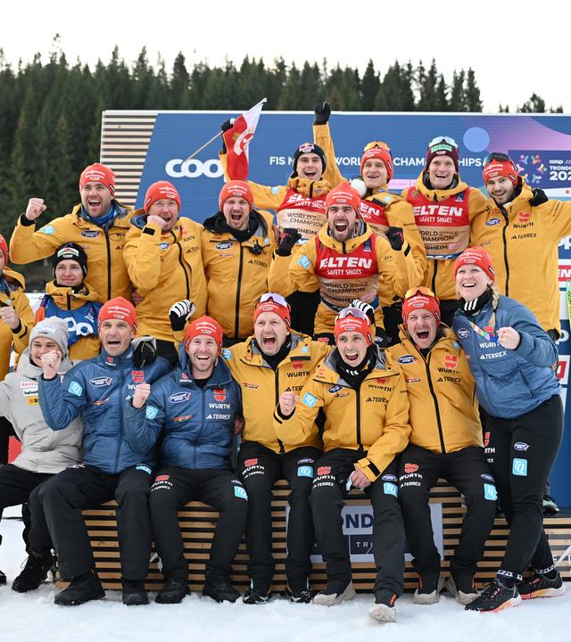 Das deutsche Team mit Johannes Rydzek, Wendelin Thannheimer, Julian Schmid und Vinzenz Geiger, die Trainer und Betreuer bejubeln den Sieg.
