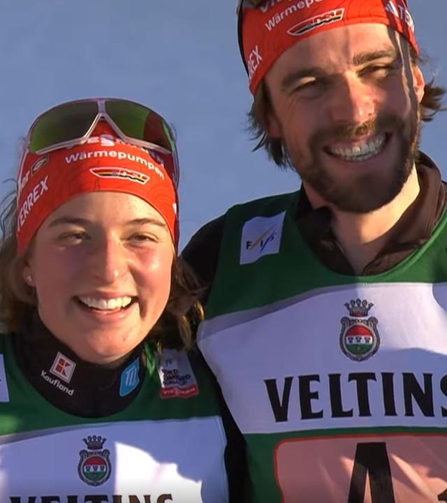 Die Nordischen Kombinierer Nathalie Armbruster und Johannes Ryzek bejubeln Platz drei beim Mixed-Teamwettbewerb