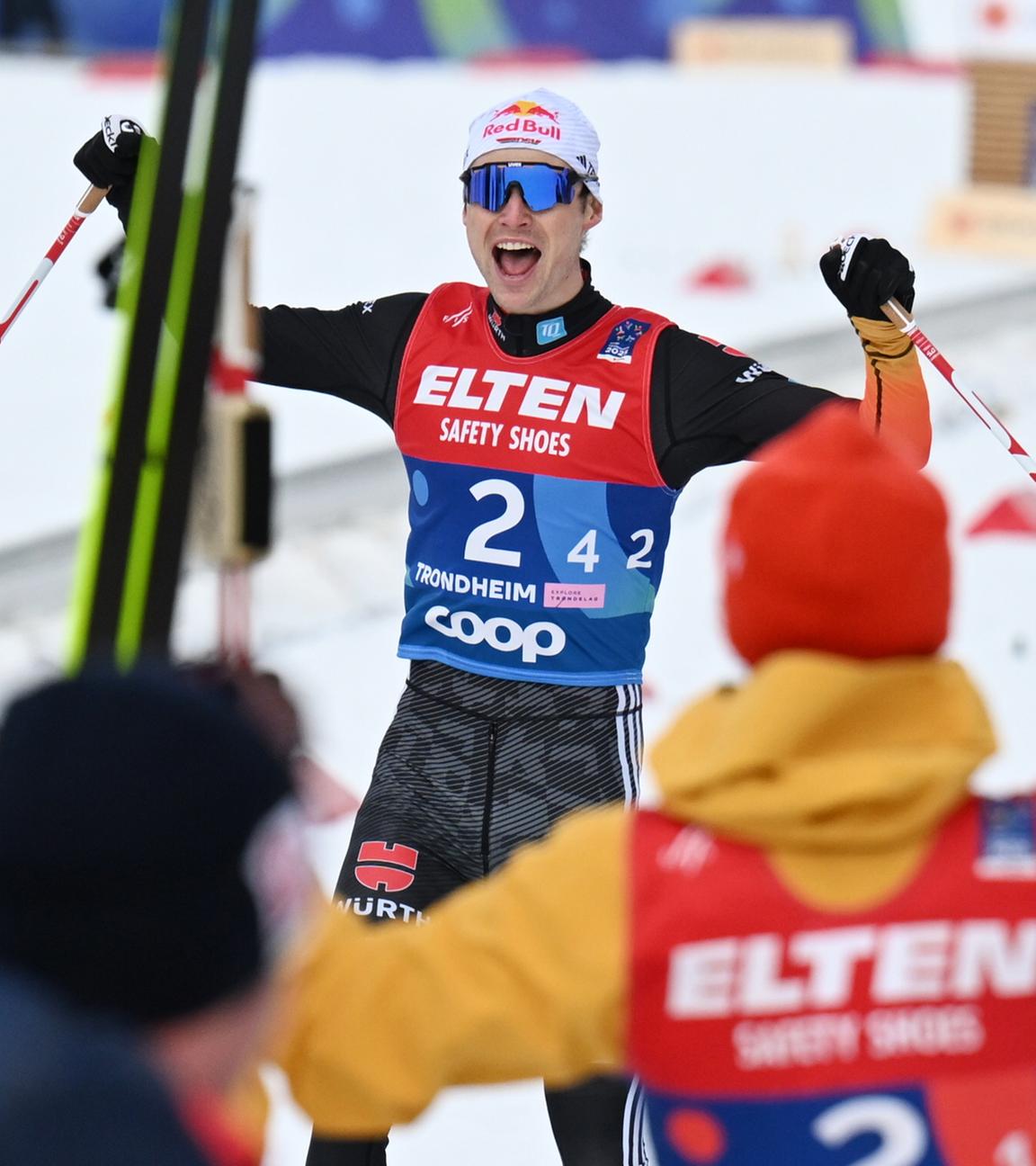 Schlussläufer Vinzenz Geiger wird von seinen Teamkollegen im Ziel empfangen 
