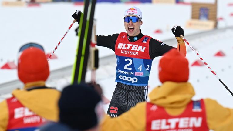 Schlussläufer Vinzenz Geiger wird von seinen Teamkollegen im Ziel empfangen 