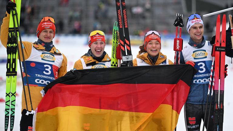 Das deutsche Kombinierer-Mixed-Team jubelt über WM-Silber