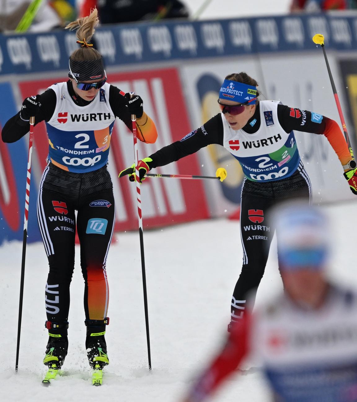Katharina Hennig (r) wechselt auf Helen Hoffmann in der WM-Langlauf-Staffel in Trondheim