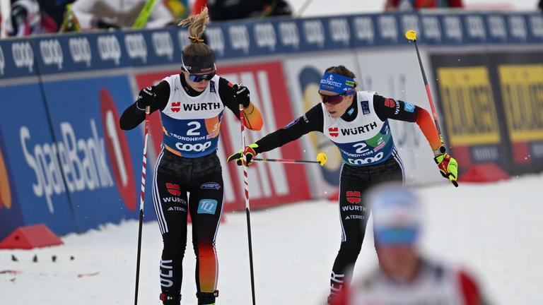 Katharina Hennig (r) wechselt auf Helen Hoffmann in der WM-Langlauf-Staffel in Trondheim