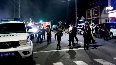 Polizei, Autos, Aufruhr nach Anschlag