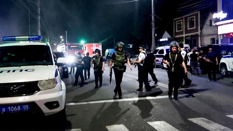 Polizei, Autos, Aufruhr nach Anschlag