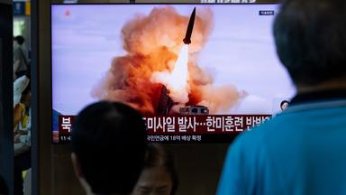 Menschen verfolgen an einem Bahnhof in Seoul (Südkorea) am 12.08.2026 eine Nachrichtensendung über den Start einer Rakete