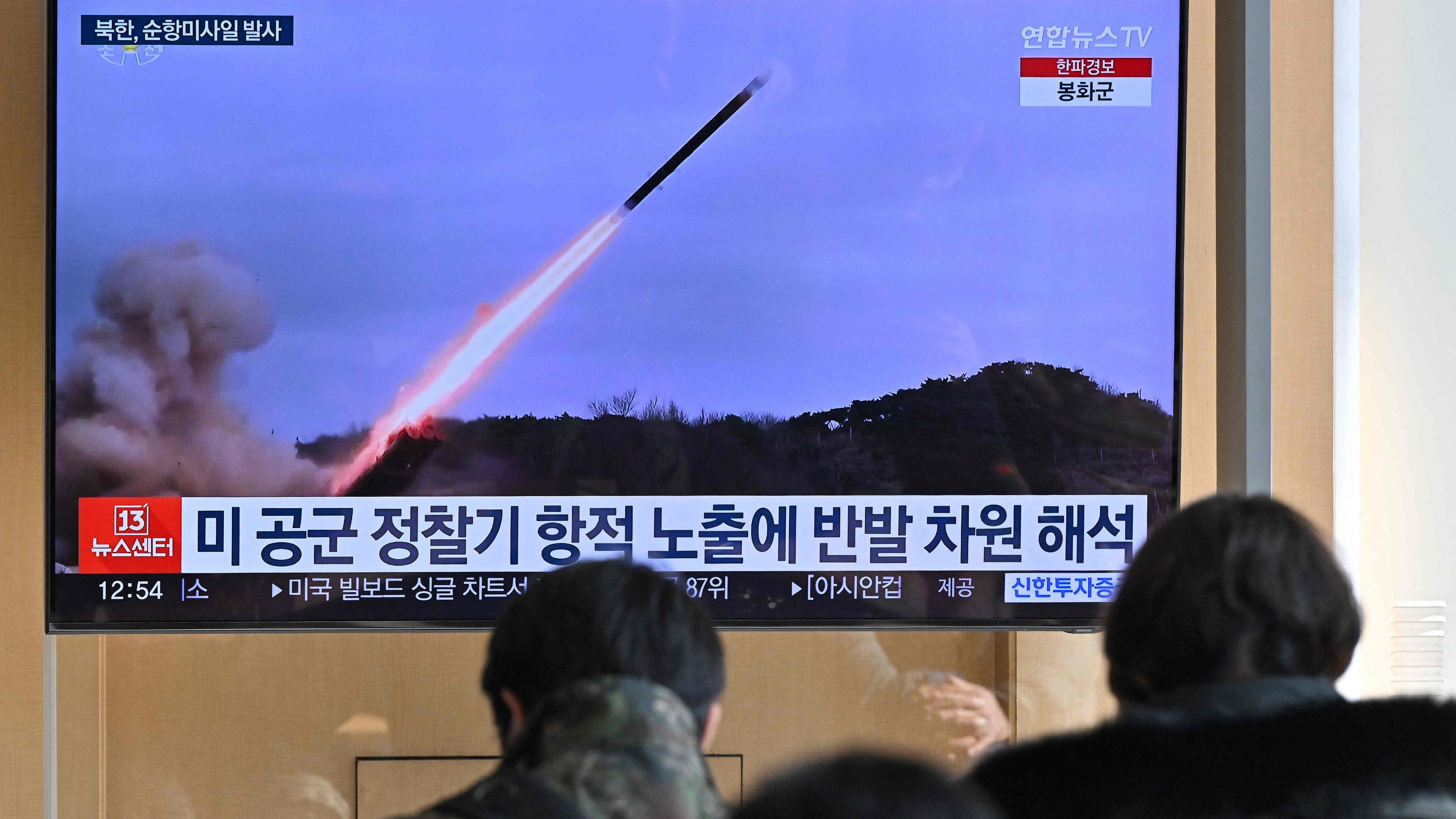 Menschen schauen auf einen Fernsehbildschirm in Seoul (Südkorea), aufgenommen am 24.01.2024