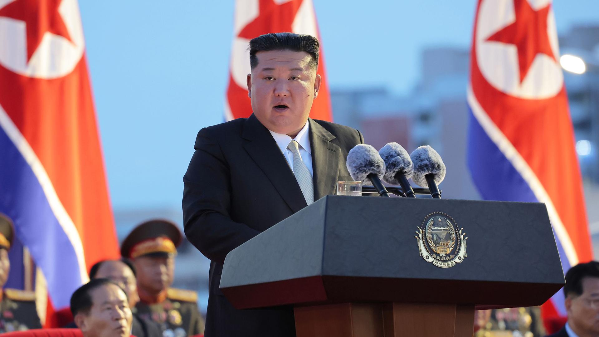 Der nordkoreanischen Machthaber Kim Jong Un spricht während einer Veranstaltung zur Feier des 80. Jahrestages des Endes der japanischen Kolonialherrschaft.