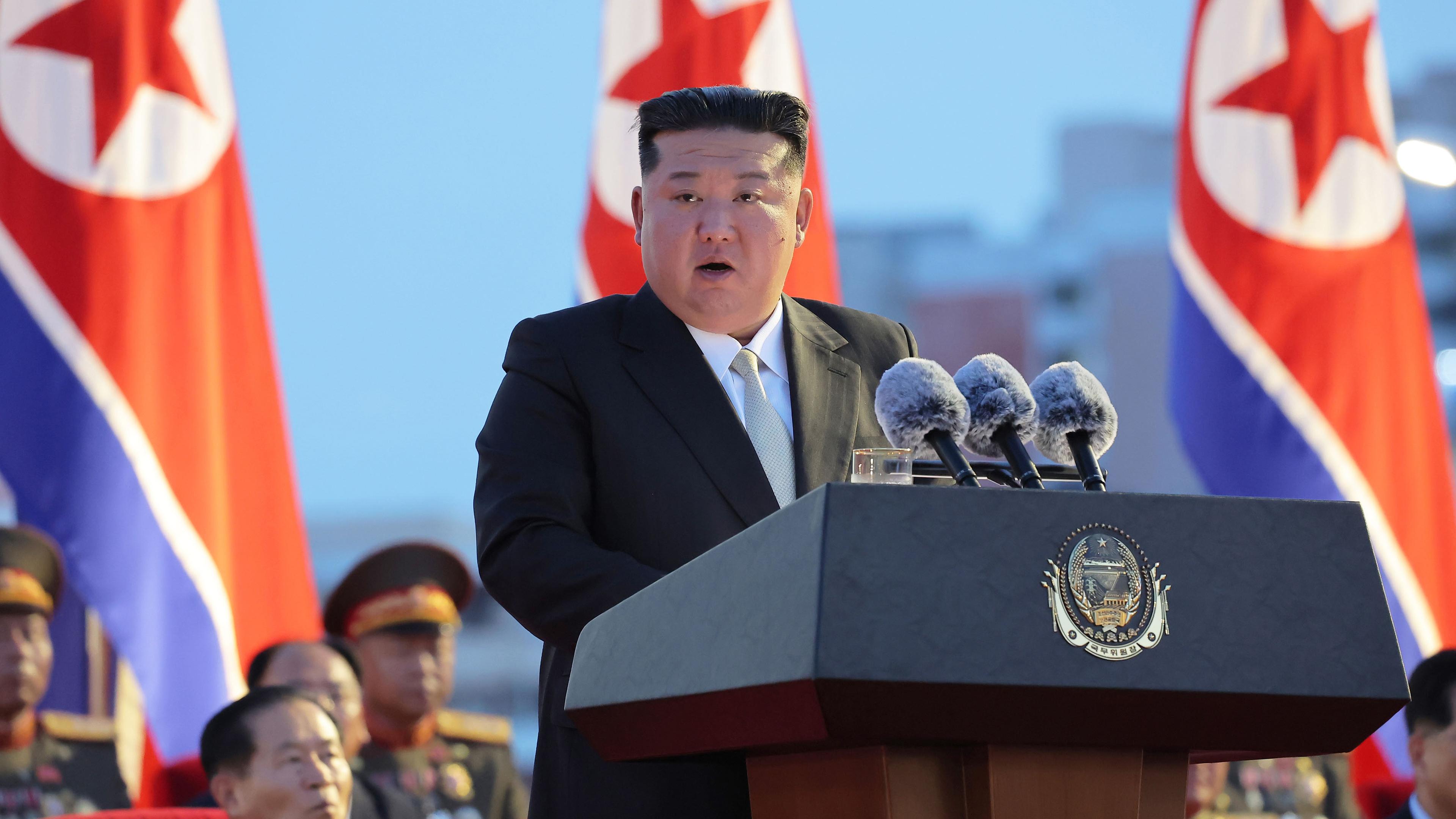Der nordkoreanischen Machthaber Kim Jong Un spricht während einer Veranstaltung zur Feier des 80. Jahrestages des Endes der japanischen Kolonialherrschaft.