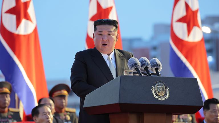 Der nordkoreanischen Machthaber Kim Jong Un spricht während einer Veranstaltung zur Feier des 80. Jahrestages des Endes der japanischen Kolonialherrschaft.