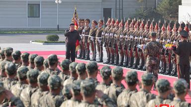 Archiv: Nordkoreas Führer Kim Jong Un (Mitte) beim Besuch des Kommandos des 2. Korps der Koreanischen Volksarmee , an einem unbekannten Ort in Nordkorea. Aufgenommen am 17.10.2024