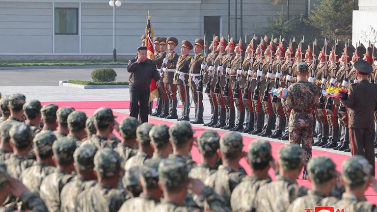 Archiv: Nordkoreas Führer Kim Jong Un (Mitte) beim Besuch des Kommandos des 2. Korps der Koreanischen Volksarmee , an einem unbekannten Ort in Nordkorea. Aufgenommen am 17.10.2024