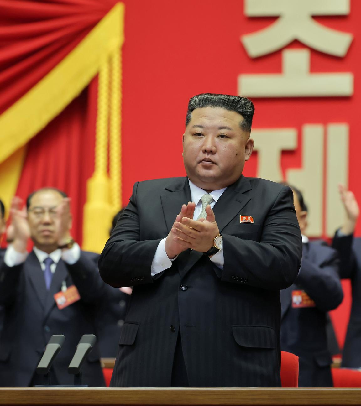 Dieses Foto zeigt den Staatschef Kim Jong Un, der während des Parteitags in Pjöngjang in sein Amt als Vorsitzender der regierenden Arbeiterpartei wiedergewählt wurde und in die Hände klatscht.