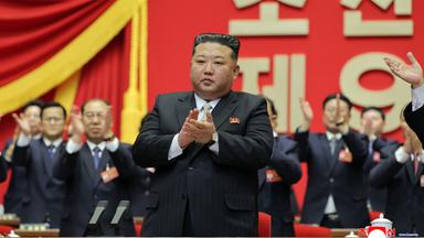 Dieses Foto zeigt den Staatschef Kim Jong Un, der während des Parteitags in Pjöngjang in sein Amt als Vorsitzender der regierenden Arbeiterpartei wiedergewählt wurde und in die Hände klatscht.