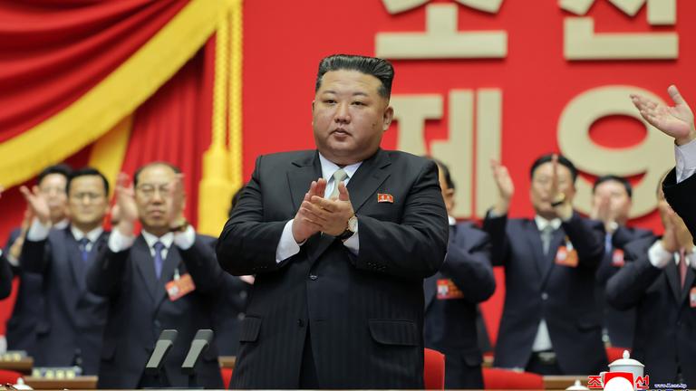 Dieses Foto zeigt den Staatschef Kim Jong Un, der während des Parteitags in Pjöngjang in sein Amt als Vorsitzender der regierenden Arbeiterpartei wiedergewählt wurde und in die Hände klatscht.