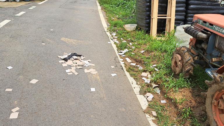 Müll aus einem Ballon, der vermutlich aus Nordkorea stammt liegt am 21.07.2024 in Paju, Südkorea, nahe der Grenze zu Nordkorea.