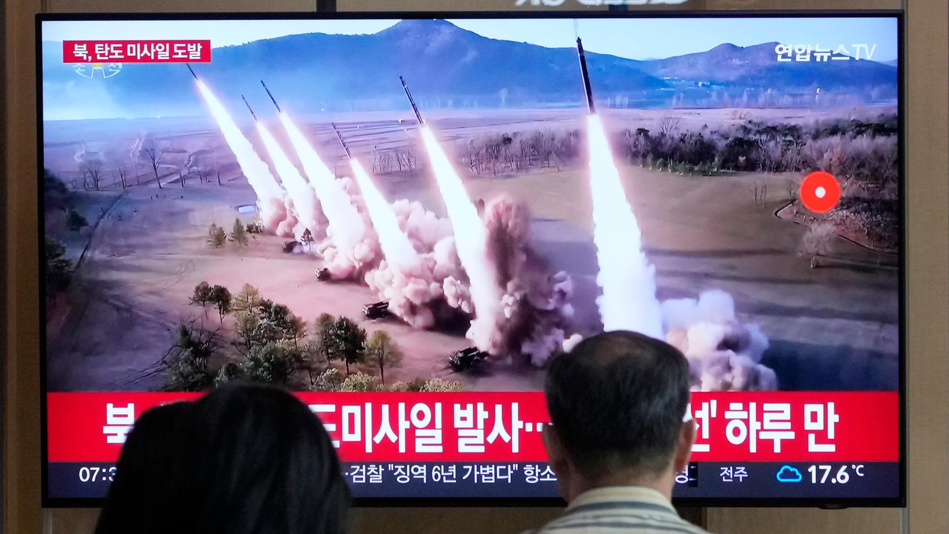 Südkorea: Menschen sehen sich ein Nachrichtenprogramm an, das ein Archivbild eines nordkoreanischen Raketenstarts am Bahnhof von Seoul zeigt.