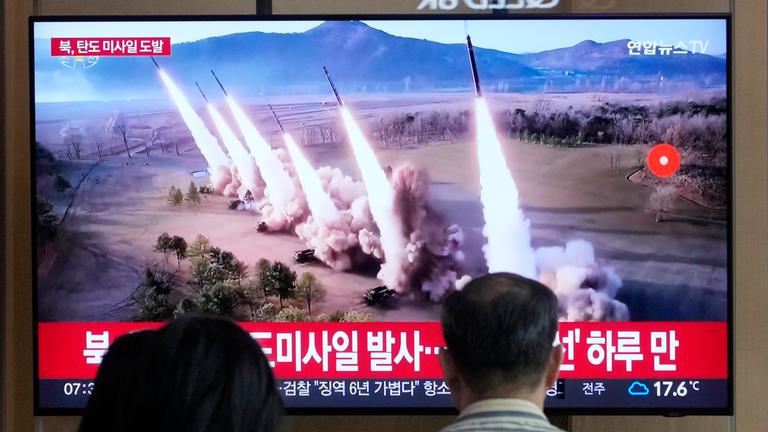 Südkorea: Menschen sehen sich ein Nachrichtenprogramm an, das ein Archivbild eines nordkoreanischen Raketenstarts am Bahnhof von Seoul zeigt.