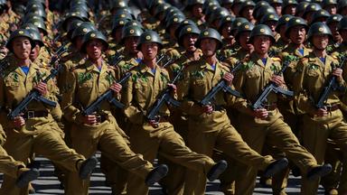 Soldaten marschieren in einer Militärparade, Pjöngjang, 09.09.18