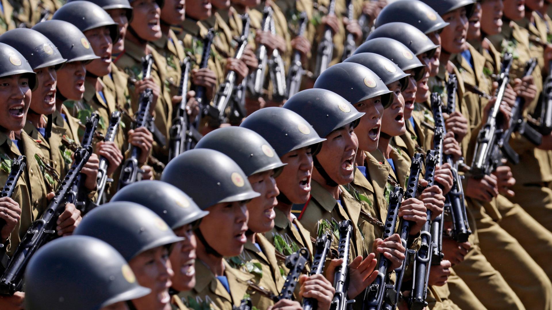 Nordkoreanische Soldaten marschieren während einer Militärparade zum 70. Jahrestag der Staatsgründung Nordkoreas.