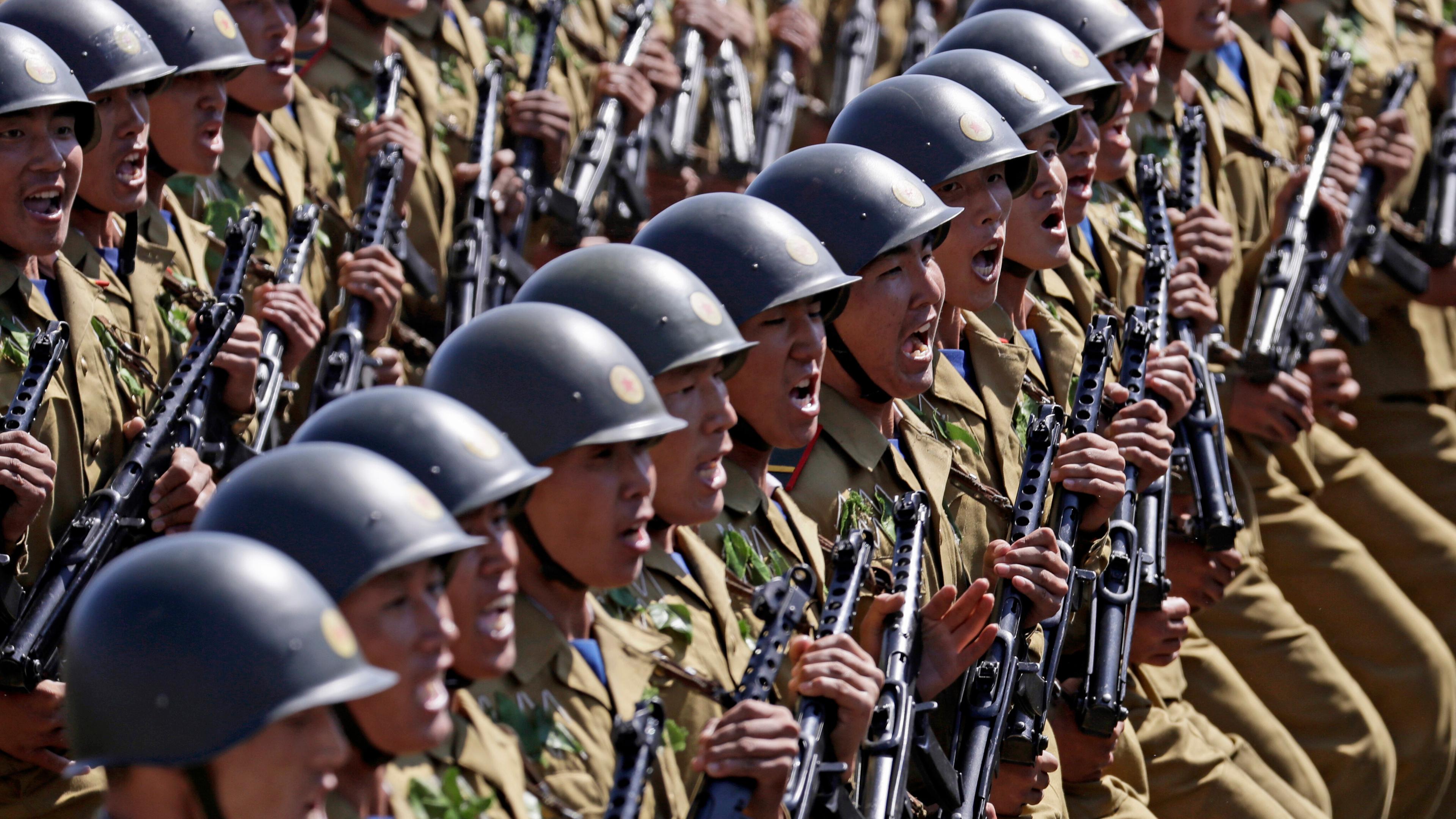 Nordkoreanische Soldaten marschieren während einer Militärparade zum 70. Jahrestag der Staatsgründung Nordkoreas in Pjöngjang.