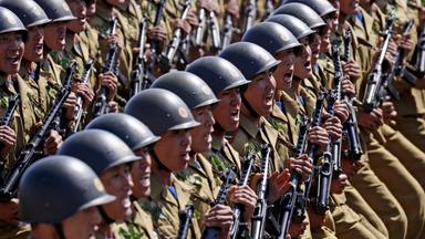 Nordkoreanische Soldaten marschieren während einer Militärparade zum 70. Jahrestag der Staatsgründung Nordkoreas in Pjöngjang.